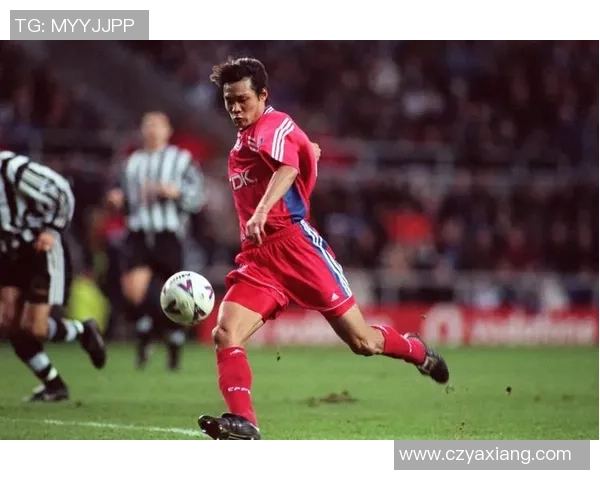 世界足球明星帅气风采大揭秘球场内外的魅力与风格解析