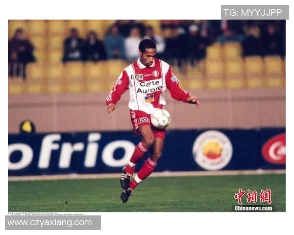 足球明星亨利的妻子美丽照片曝光引发热议网友纷纷点赞评论不断